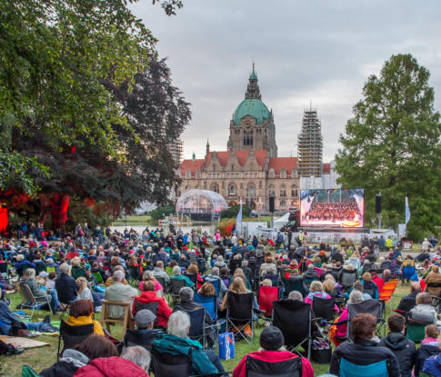 NDR Klassik open air in Hannover, Konzertbesucher sitzen im Maschpark