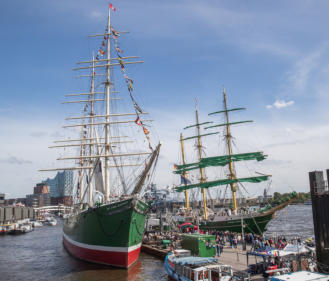 Schiffe beim Hafengeburtstag in Hamburg