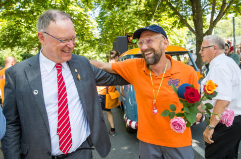 Ministerpräsident Stephan Weil und NDR Schüsselschorse auf dem Schützenausmarsch in Hannover